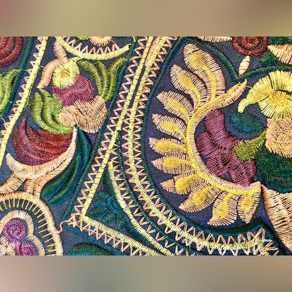 ✅🆕 Thai embroidery wristlet/clutch,earthy tones, multi color floral pattern NWOT - Picture 5 of 5